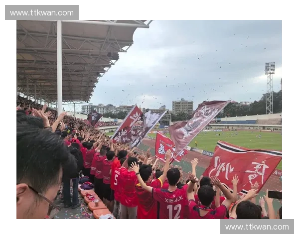 广州队高位逼抢战术执行不力，因回防速度慢屡次被对手长传打穿防线导致失球